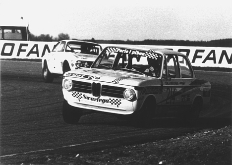 Standard affjedring og slickdæk må have givet varme baller! Gruppe 1 BMW 2002 Tii på Jyllands-Ringen foran Kai Østerby eller Steffen Christiansens Alfa Romeo.