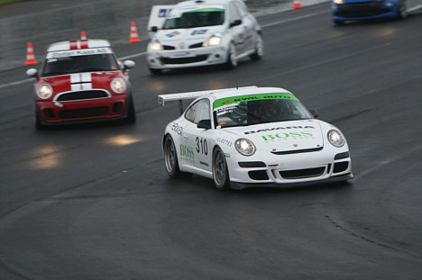 Da først der kom varme i dækkene, kunne den hvide Porsche ikke holdes tilbage.