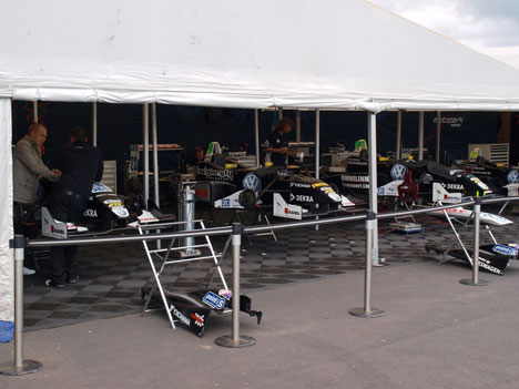 4 af de 5 biler i Motopark teamet og en ung dansker.
(Foto: Alex Bundgaard)
