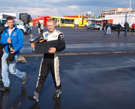 Sølvtøjet skal man åbenbart selv bære hjem i Motopark Teamet, men det ser nu ikke ud til at gøre Kevin noget - Fantastisk danskerdag i Formel 3.