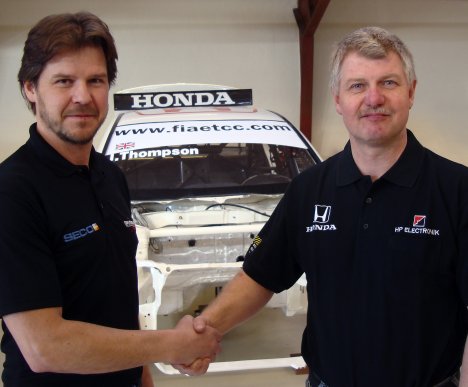 Engström og Hartmann giver hånden på samarbejdet for 2010