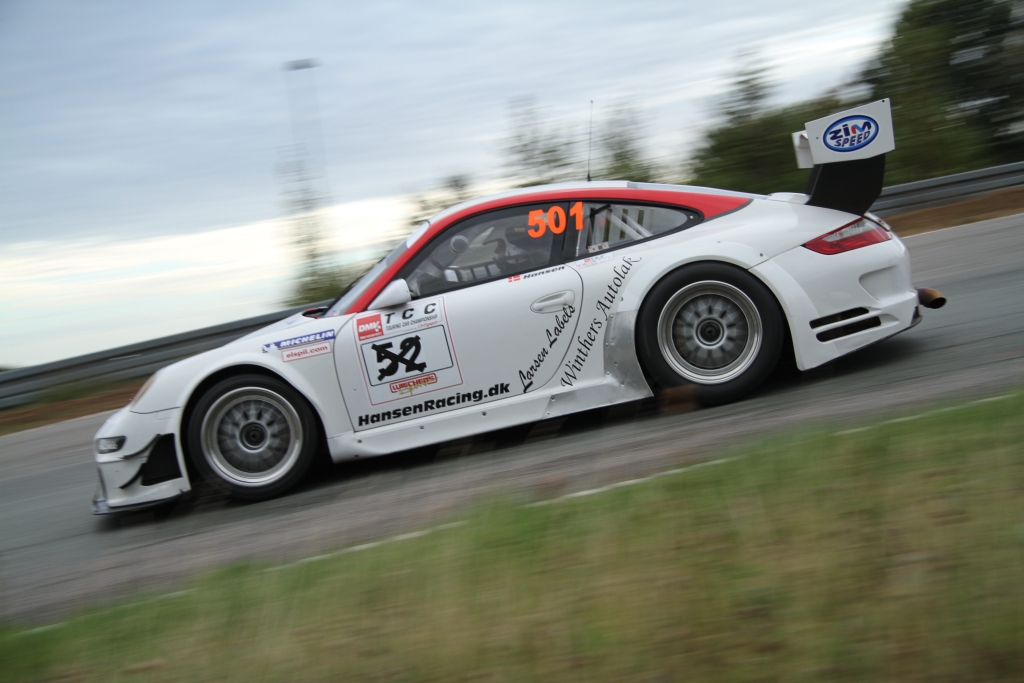 Porschen ligger godt i svinget
(Foto: Gripping Media)