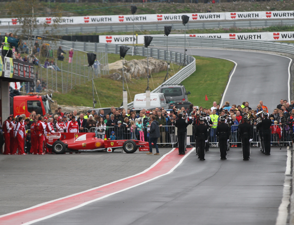 Hornmusik og motorlyd
(Foto: Motorsporten.dk)