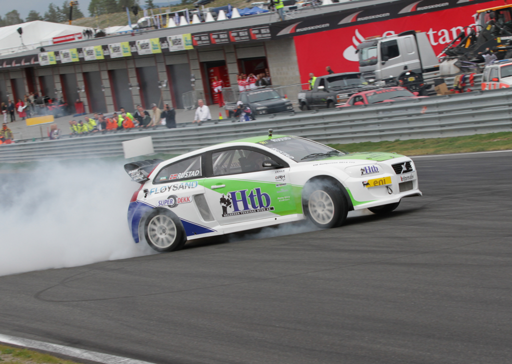 Tommy Rustad lavede underholdning for publikum
(Foto: Motorsporten.dk)