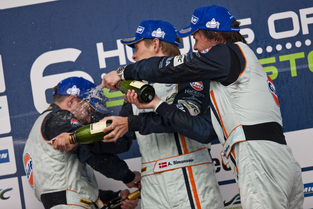 Christoffer Nygaard, Kristian Poulsen og Allan Simonsen fejrer sejren på podiet
(Foto: Aston Martin Racing)