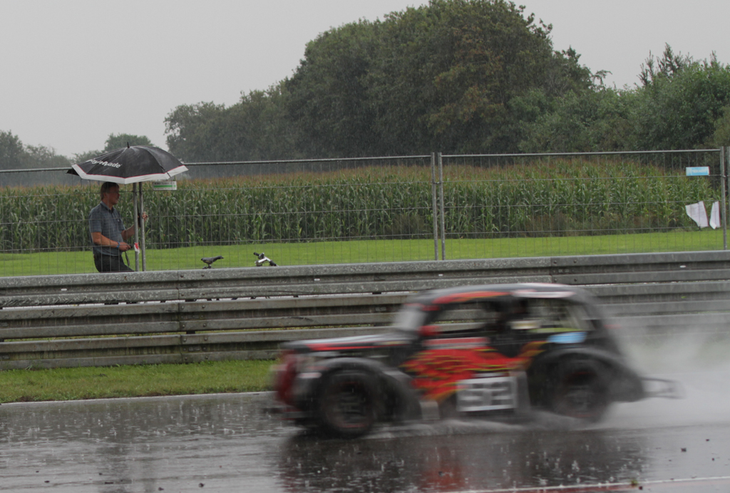 Farmand og tidligere Danmarksmester fortæller at han er mere nervøs når Kevin kører, end da han selv sad i bilen
(Foto: Motorsporten.dk)