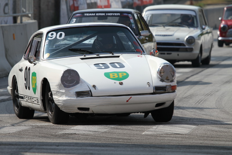 Her Magnussen/Rolner i den smukke hvide 911, der dog fik nogle ordentlige tæsk i højre forskærm
(Foto: Allan Nielsen/Motorsporten.dk)