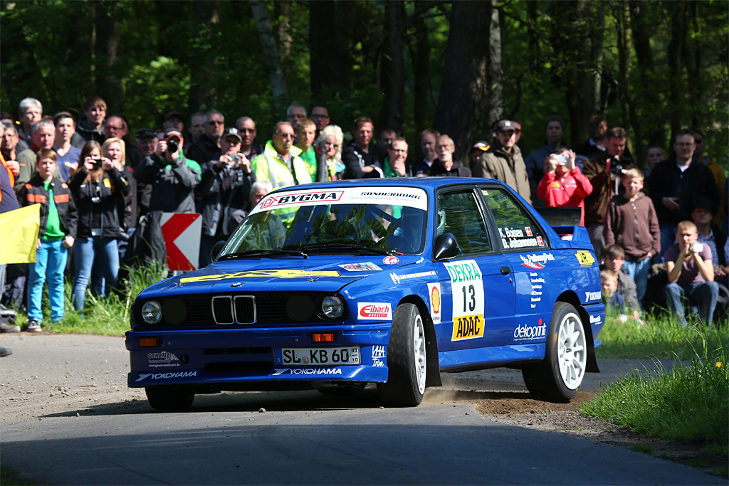 Masser af tilskuere beundrer den ”fede” baghjulstrukken BMW M3