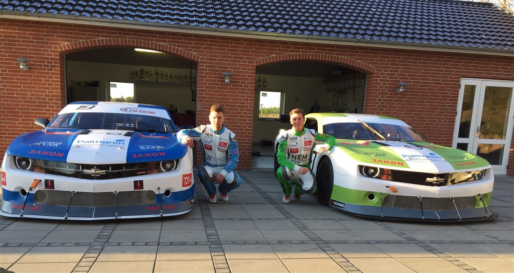 Nicholai Eberhard og Martin V. Jensen ved deres nydekorerede biler