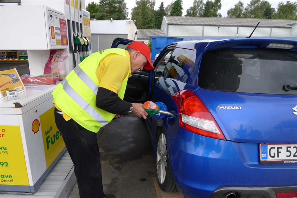 Deltagernes biler tankes omhyggeligt til randen, rystes fri for luftlommer, tankes på ny og siden vejet under og efter løbet og fuldtanket igen. Dét borger for en optimal beregning af resultaterne
