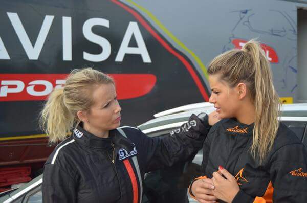 1. Kører Christine født i Indien, bor på Gran Canaria, 23 år og fik debut i rally i Toyota Corolla og sidenhen Subarau og begge biler ejer hun stadig sammen med sit eget autoværksted i Fuerte Ventura.<BR>2. Kører Jeannette Kvick, Maribo er codriver på 16. Sæson og 2016 har været hendes hidtil mest udfordrende sæson med 2 klassesejre I Skotland på engelsk, 1 rally i Belgien på engelsk og rally i Tyskland med en tysk chauffør samtidig med deltagelse i rally herhjemme