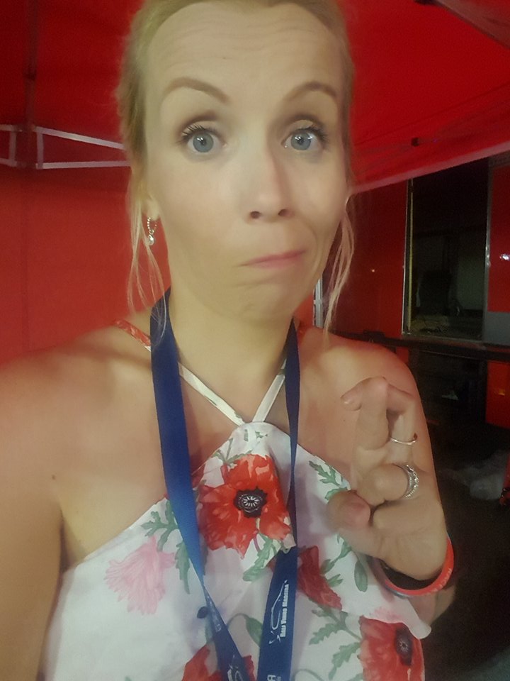 Jeannette Kvick benytter den ufrivillige time out til at krydse fingre for at hun og Henk får deres bil klar til restarten lørdag efter fredagens ærgerlige intermezzo med en ødelagt turbo.
(Foto: Jeannette Kvick)
