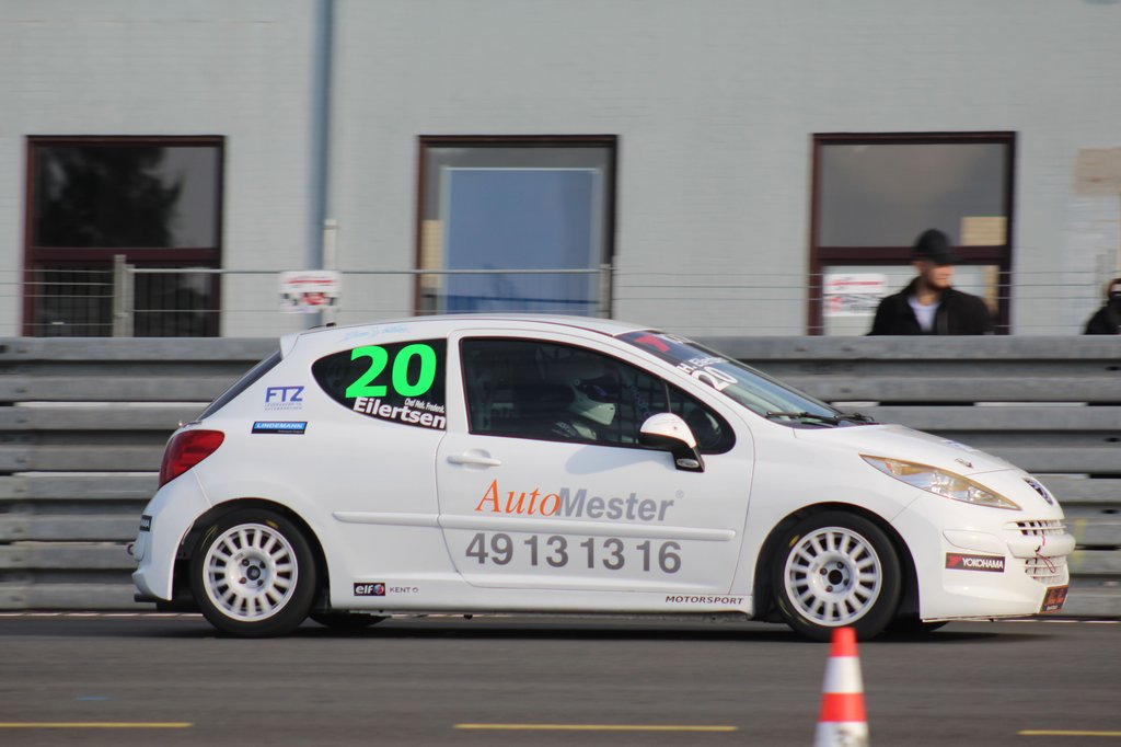 Henrik Eilertsen havde lidt tekniske drillerier i kvalifikationen og heat 1, hvor henholdsvis termostaten på motoren gav op, og heat 1, hvor bilen gik i nødprogram, og måtte startes igen. Alligevel kom der pokaler med hjem fra weekenden.
(Foto: JJ Media)