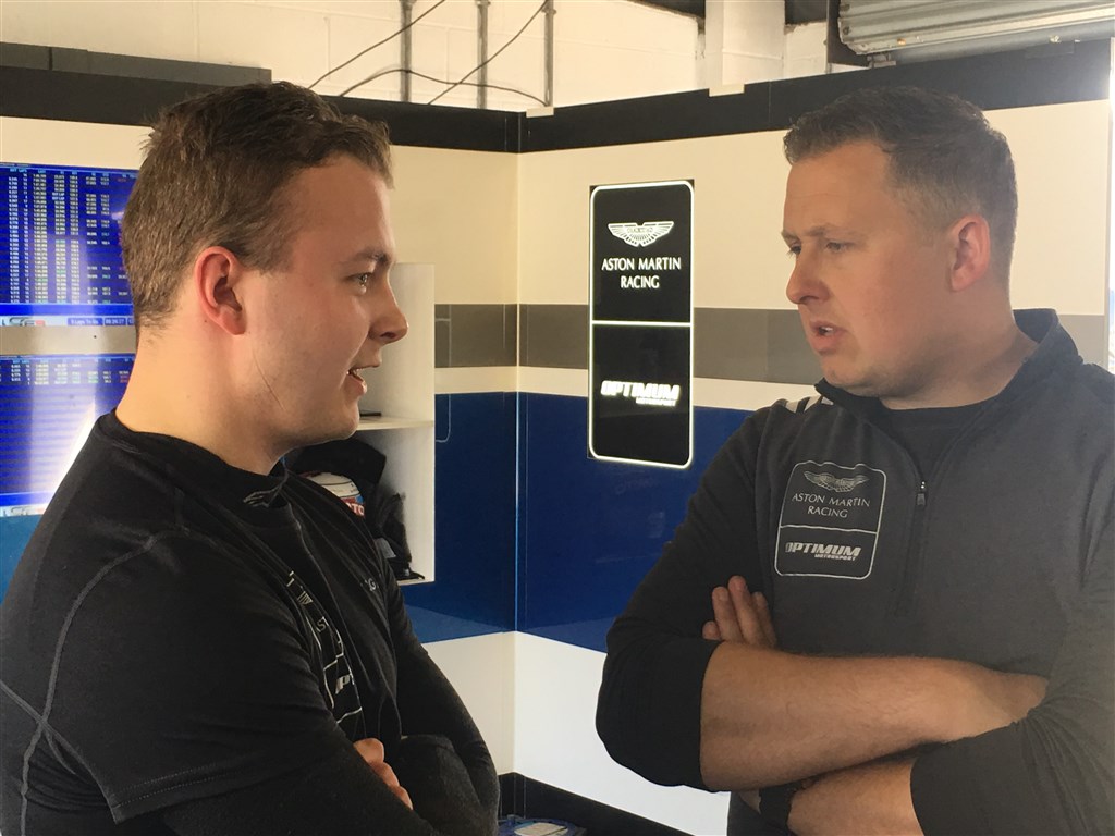 Patrik Matthiesen og Teachef Shaun Goff diskutere mulighederne.